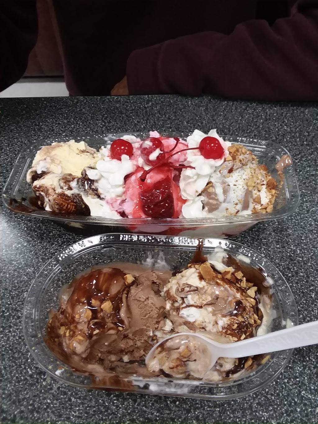 Braums Ice Cream & Burger Restaurant | restaurant | 410 W 3rd St, Grove, OK 74344, USA | 9187861037 OR +1 918-786-1037