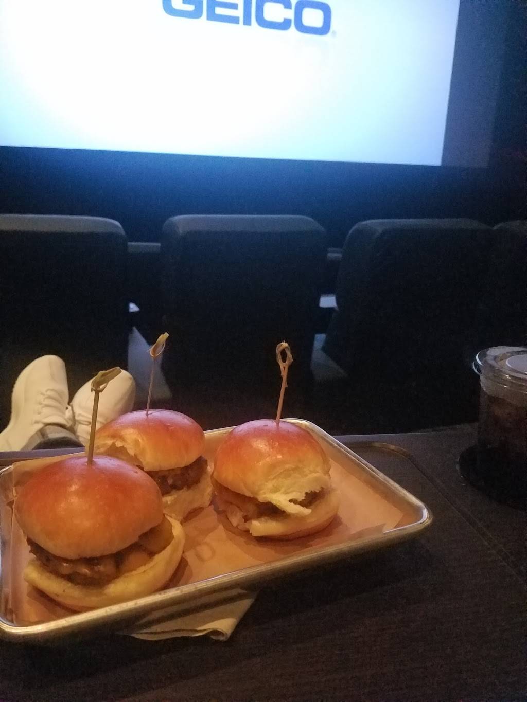 Star Cinema Grill | restaurant | 702 Baybrook Mall, Friendswood, TX 77546, USA | 2815579300 OR +1 281-557-9300