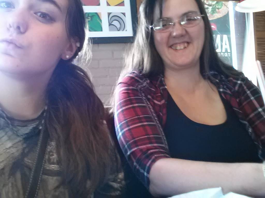 Pizza Hut | meal takeaway | 639 W Main St, Benton, IL 62812, USA | 6184396359 OR +1 618-439-6359