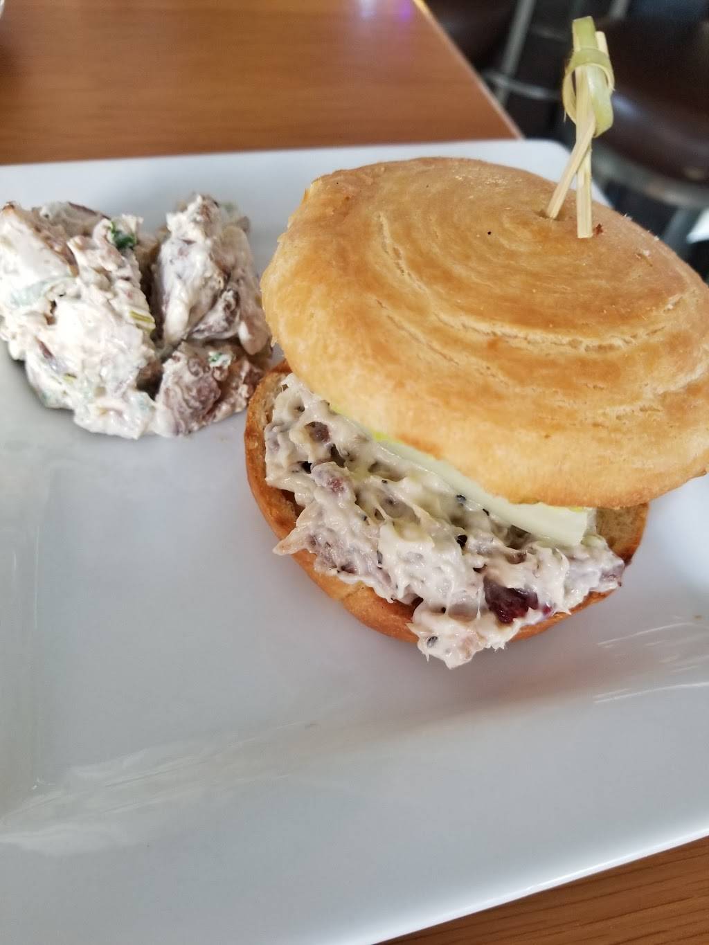 Beerhead Bar & Eatery - Cleveland Flats | restaurant | 1156 W 11th St, Cleveland, OH 44113, USA | 2166212000 OR +1 216-621-2000