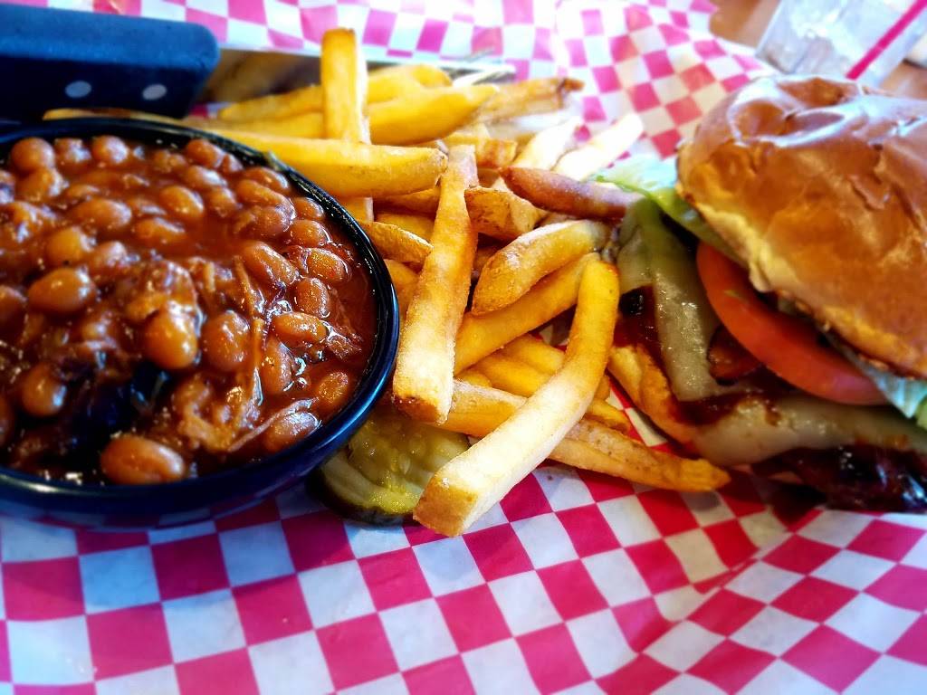 Famous Daves Bar-B-Que | restaurant | 2910 Chain Bridge Rd, Oakton, VA 22124, USA | 7032813800 OR +1 703-281-3800