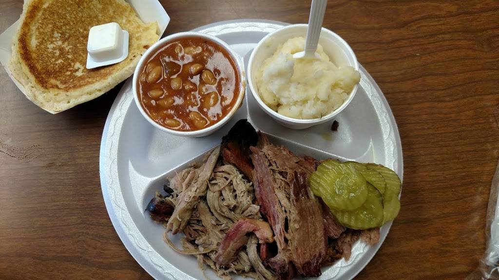 Center Point Barbecue | restaurant | 1212 W Main St, Hendersonville, TN 37075, USA | 6158249330 OR +1 615-824-9330