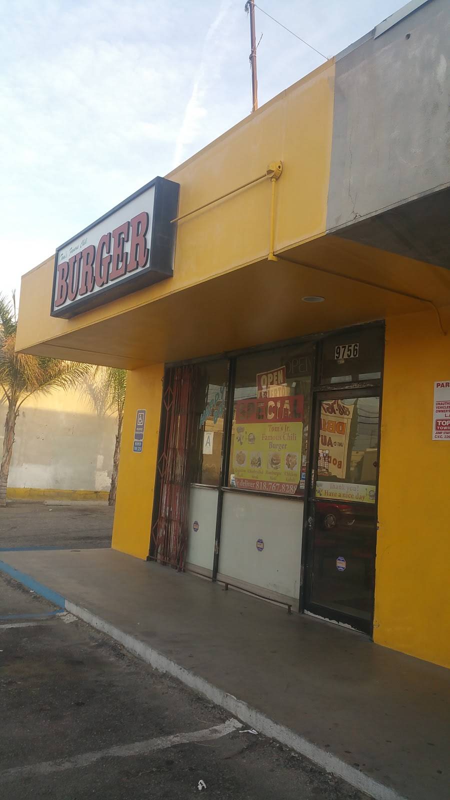 Toms Jr Famous Chili Burgers | restaurant | 9756 Glenoaks Blvd, Sun Valley, CA 91352, USA | 8187678288 OR +1 818-767-8288