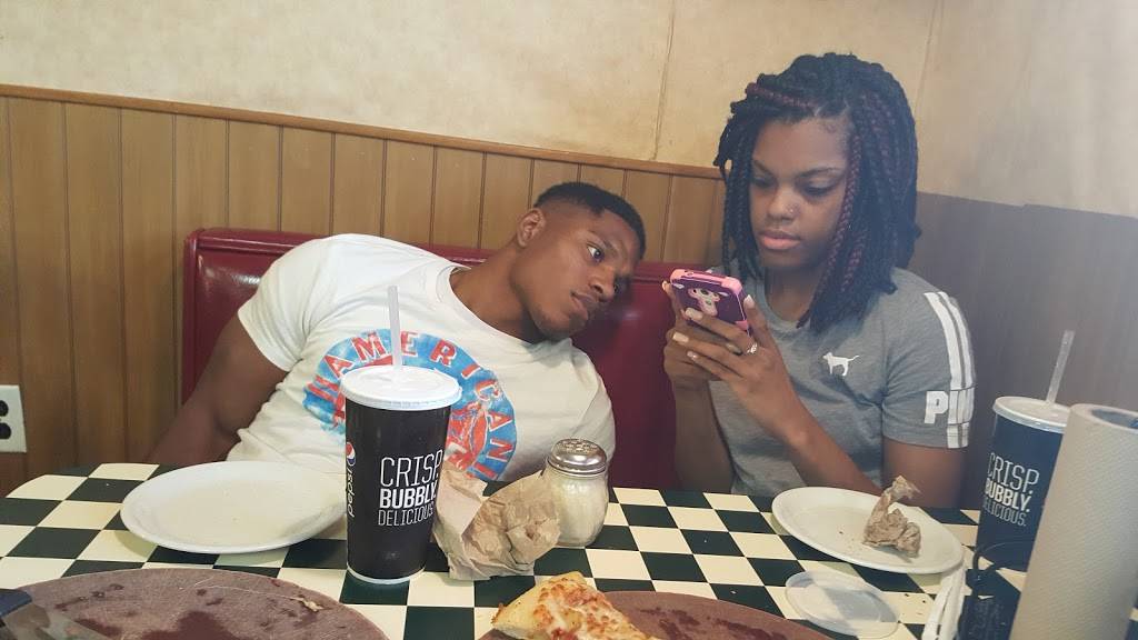 Pizza Hut | meal takeaway | 405 A Peacock St, Ahoskie, NC 27910, USA | 2523326000 OR +1 252-332-6000