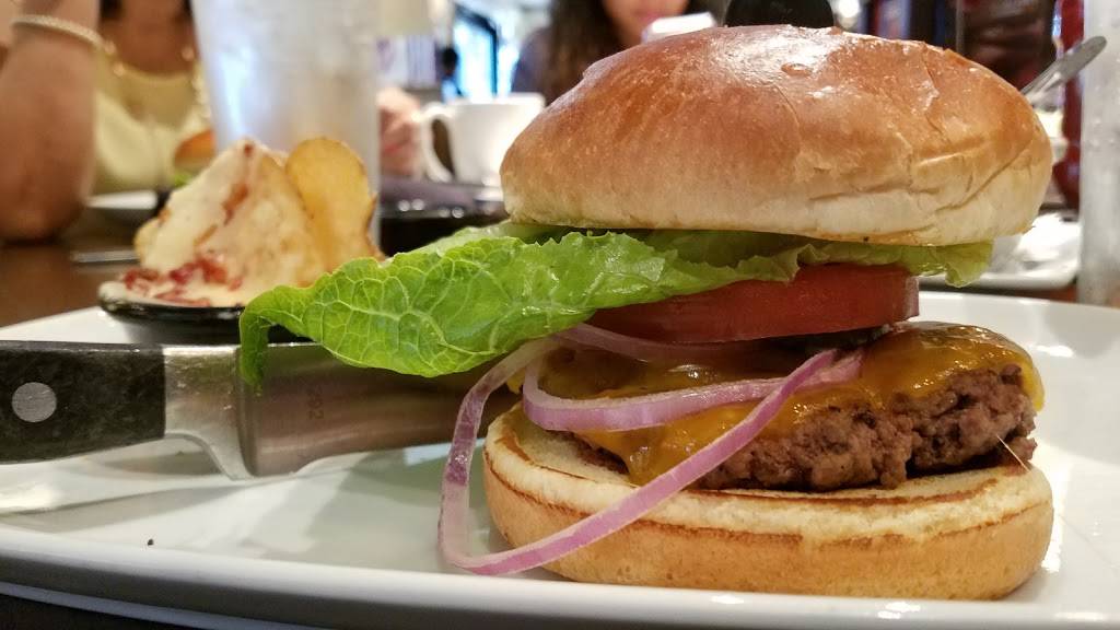 LongHorn Steakhouse | meal takeaway | 907 Bayonne Crossing Way, Bayonne, NJ 07002, USA | 2018580976 OR +1 201-858-0976