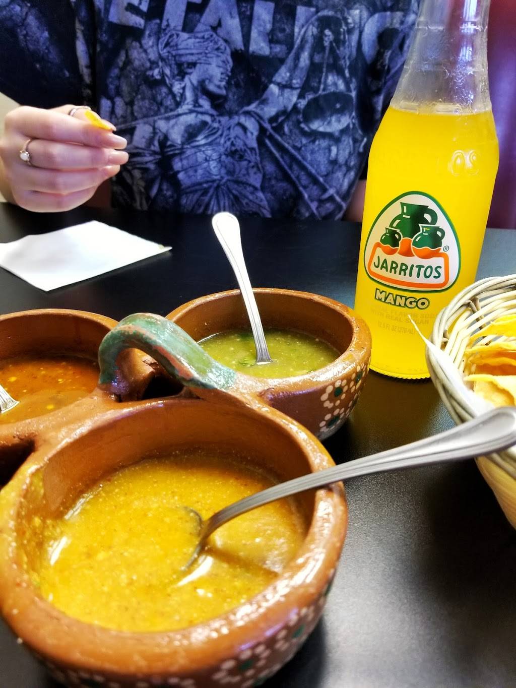 Tacos La Familia | restaurant | 1610 6th Ave, Des Moines, IA 50314, USA | 5152446659 OR +1 515-244-6659