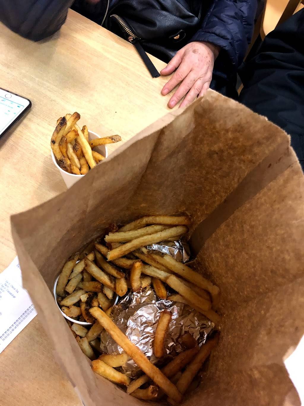 Five Guys | meal takeaway | 980 Paradise Rd, Swampscott, MA 01907, USA | 7815951300 OR +1 781-595-1300