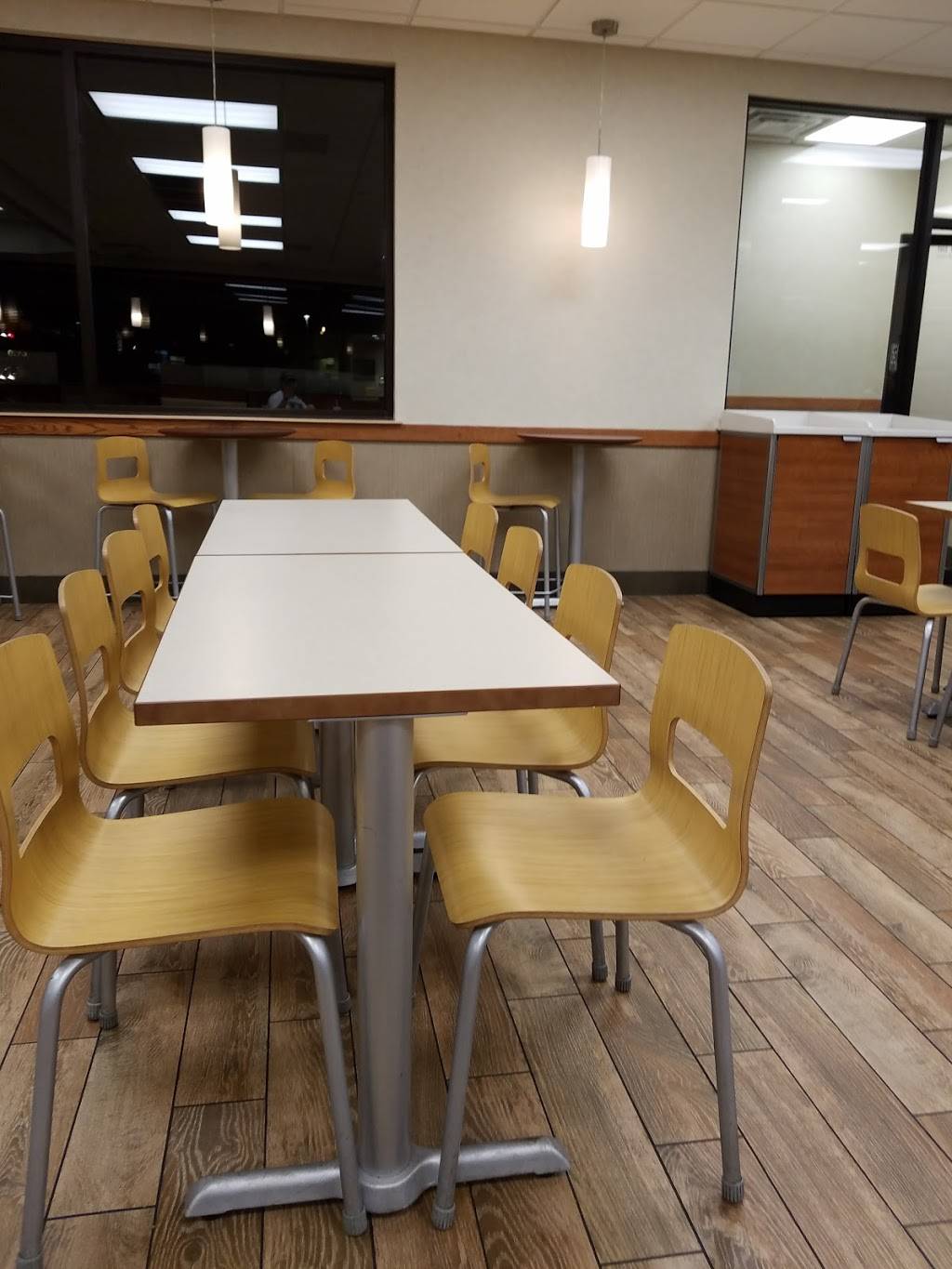 Wendys | restaurant | 8853 W Central Ave, Wichita, KS 67212, USA | 3167215447 OR +1 316-721-5447