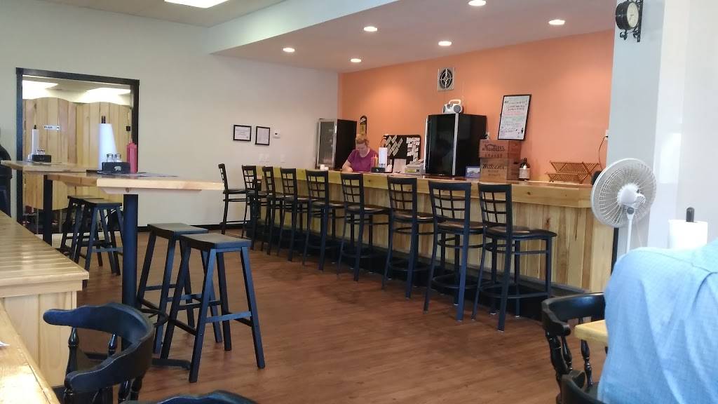 CJs Mint City Station | restaurant | 1 Montezuma St, Lyons, NY 14489, USA | 3156650303 OR +1 315-665-0303