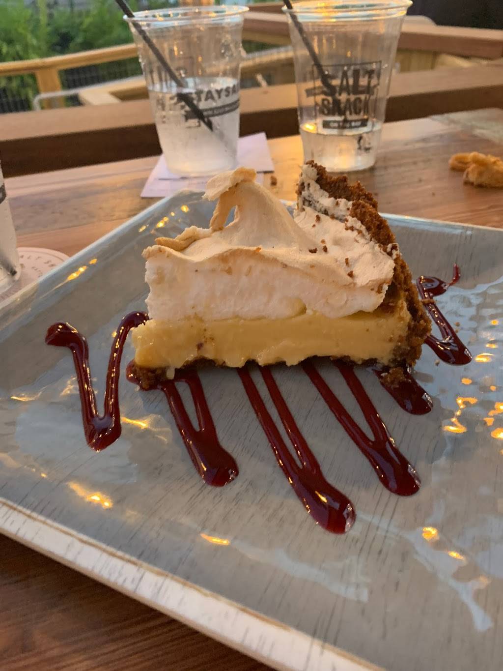 Salt Shack On The Bay | restaurant | 5415 W Tyson Ave, Tampa, FL 33611, USA | 8134444569 OR +1 813-444-4569