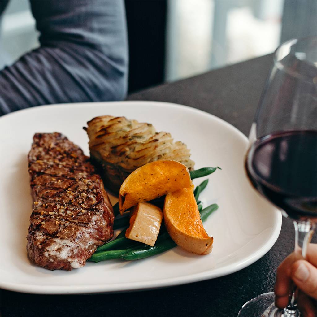 Moxies Grill & Bar | night club | 17390 Yonge St, Newmarket, ON L3Y 7R6, Canada | 9059530920 OR +1 905-953-0920