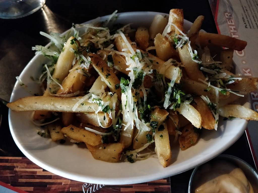 The Square Kitchen & Bar | restaurant | 1 Pond St, Sharon, MA 02067, USA | 7818677979 OR +1 781-867-7979