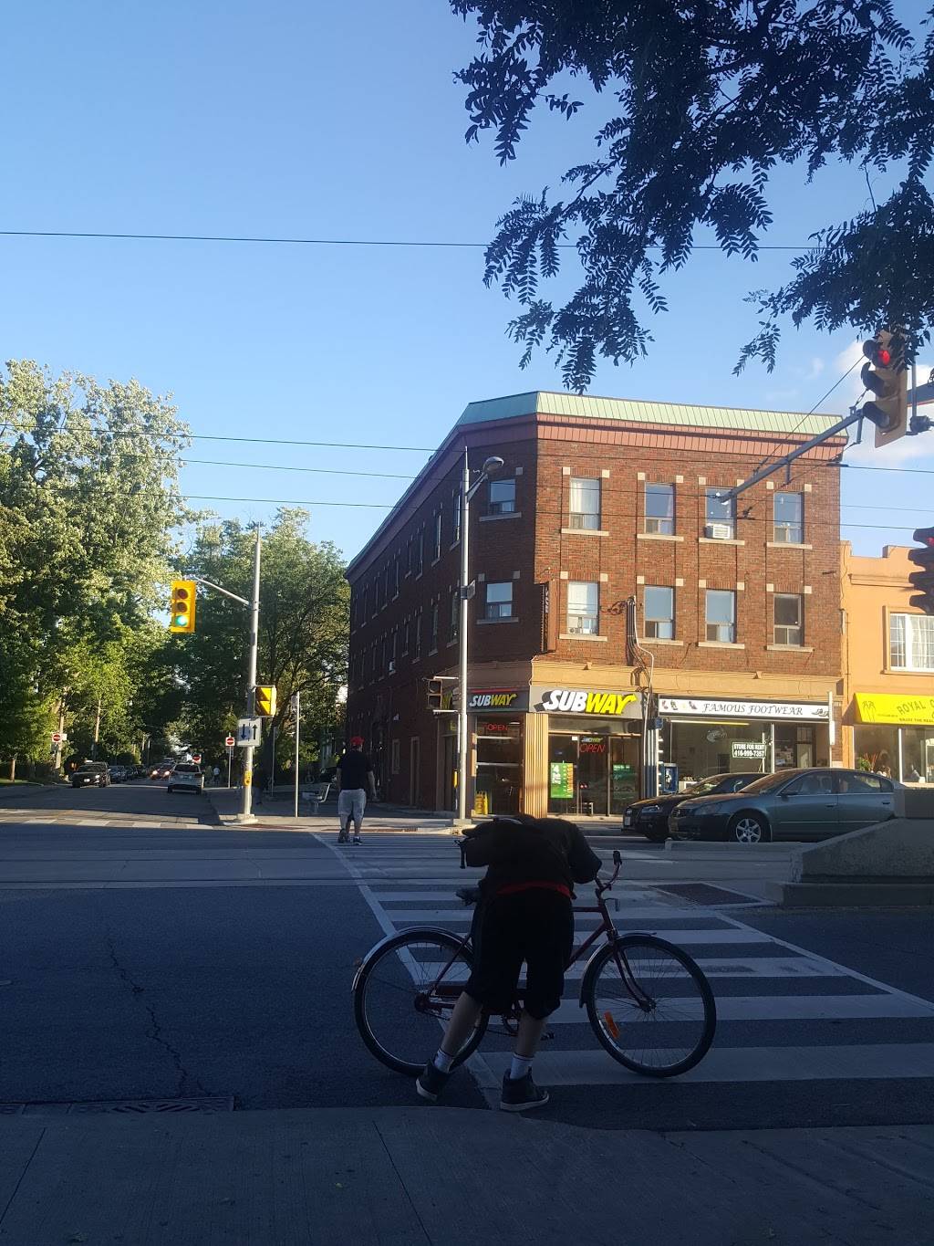 Subway | meal takeaway | 1123 St Clair Ave W, Toronto, ON M6E 1B1, Canada | 6473442241 OR +1 647-344-2241