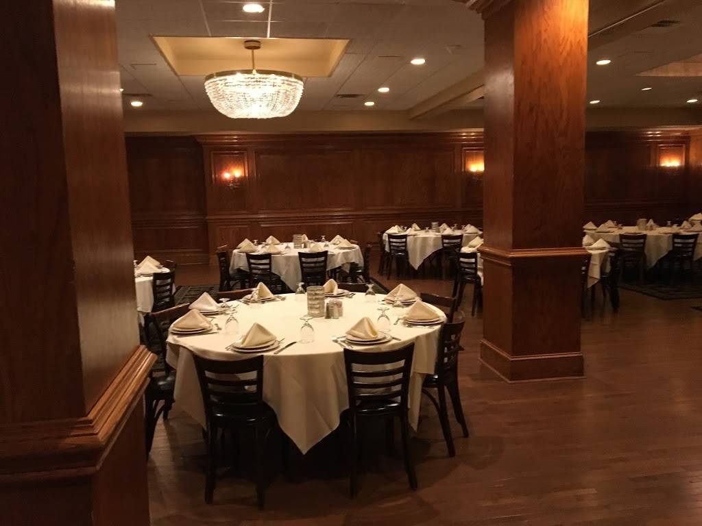 Maggianos Little Italy | restaurant | 4999 Old Orchard Shopping Ctr Space #A28, Skokie, IL 60077, USA | 8479339555 OR +1 847-933-9555