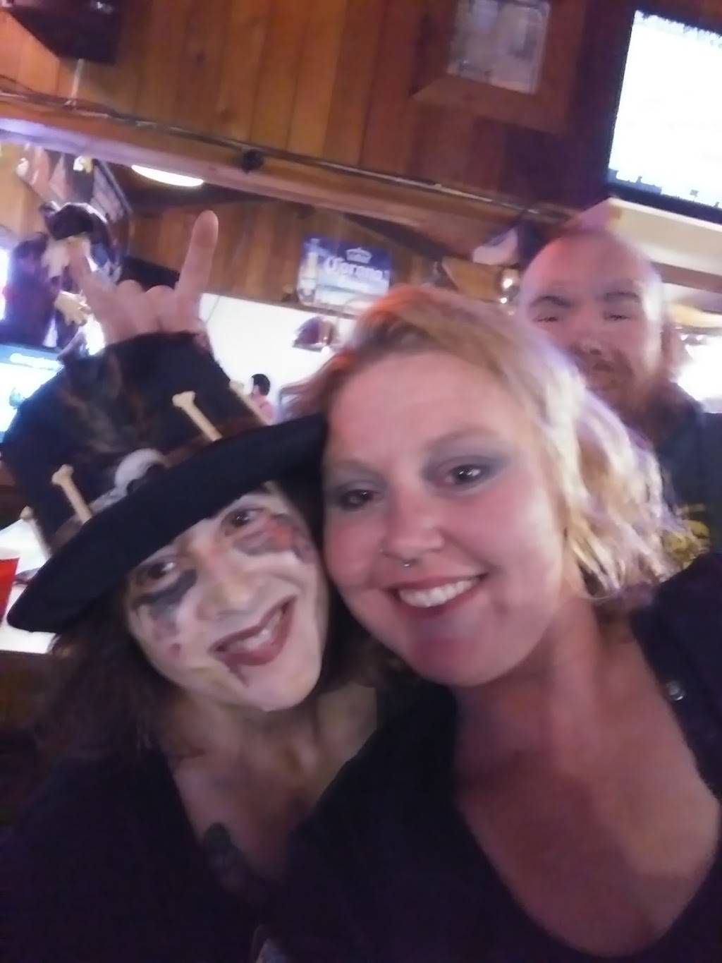 Julies Halsey Tavern | restaurant | 10 W 1st St, Halsey, OR 97348, USA | 5413692400 OR +1 541-369-2400