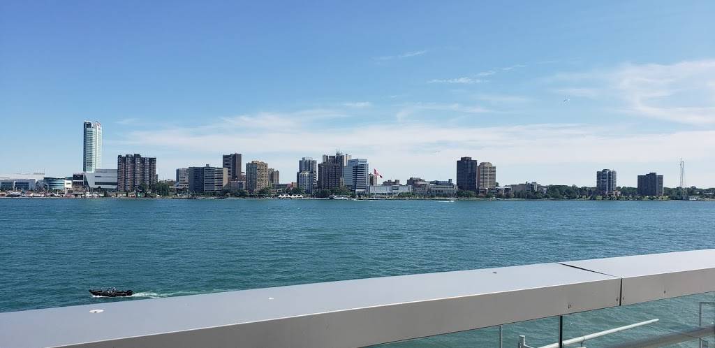 42 Degrees North | restaurant | 400 Renaissance Center, Detroit, MI 48243, USA | 3135688699 OR +1 313-568-8699