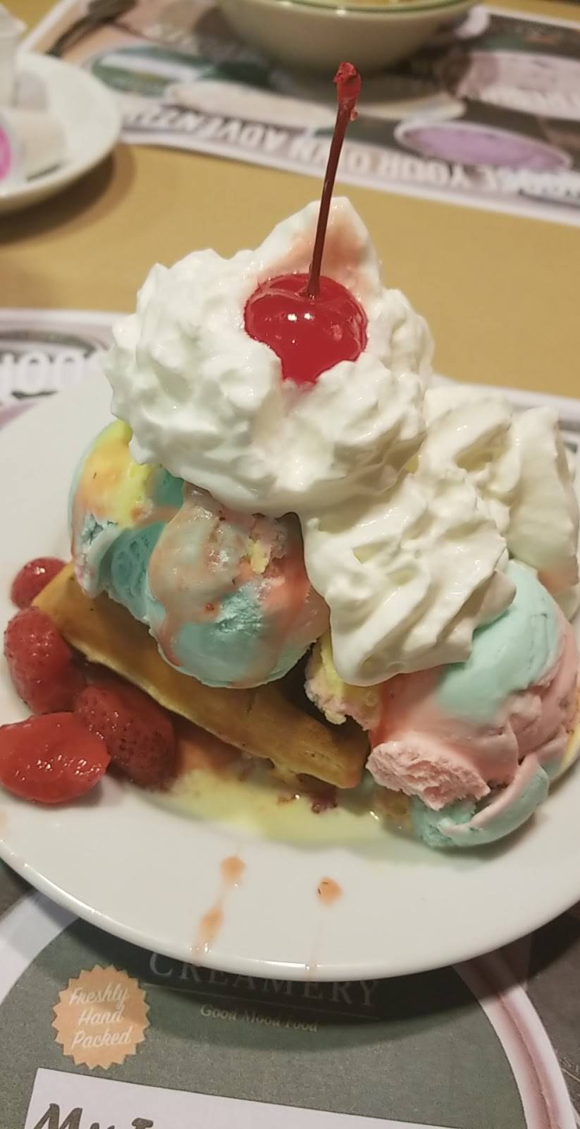 Newport Creamery | meal takeaway | 208 W Main Rd, Middletown, RI 02842, USA | 4018462767 OR +1 401-846-2767