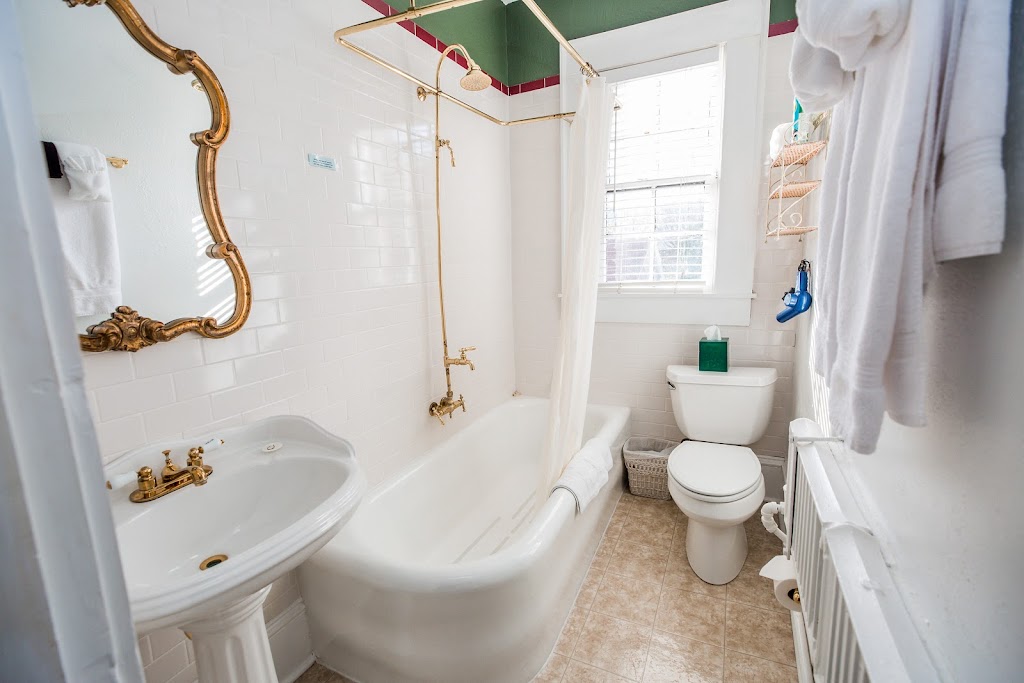 The Henderson | restaurant | 201 3rd Ave W, Hendersonville, NC 28739, USA | 8286962001 OR +1 828-696-2001