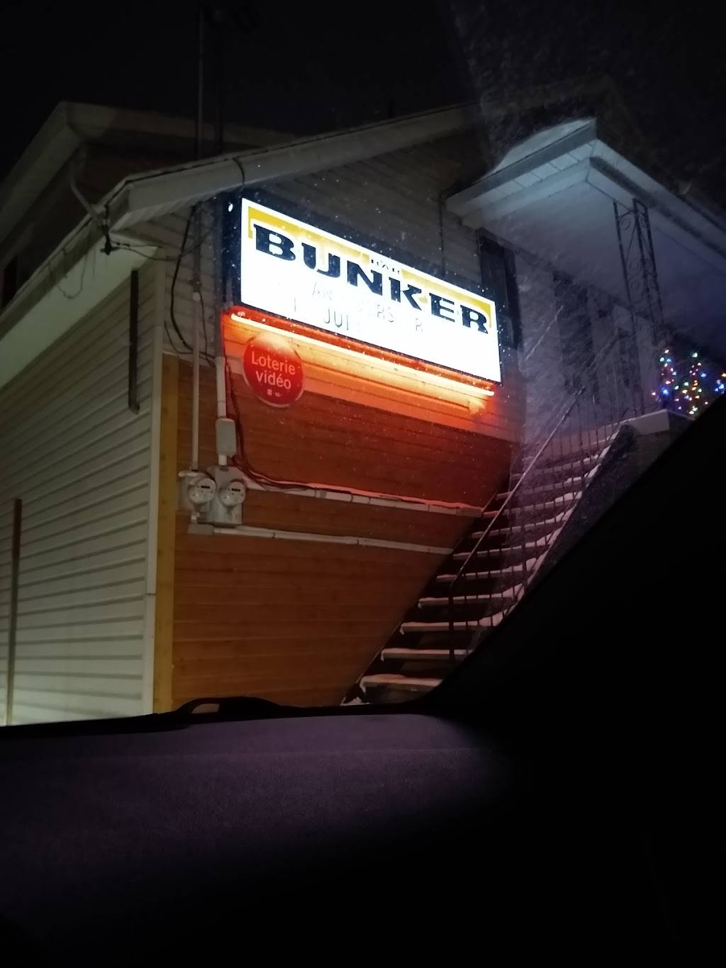 Bar Le Bunker | restaurant | 100 Rue Giguère, Lac-Etchemin, QC G0R 1S0, Canada | 4186255728 OR +1 418-625-5728