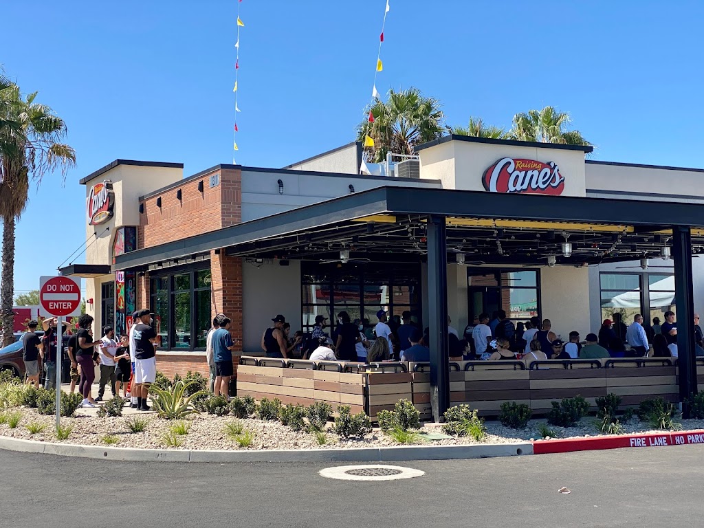 Raising Canes Chicken Fingers | meal takeaway | 1311 E Yosemite Ave, Manteca, CA 95336, USA | 2098230078 OR +1 209-823-0078