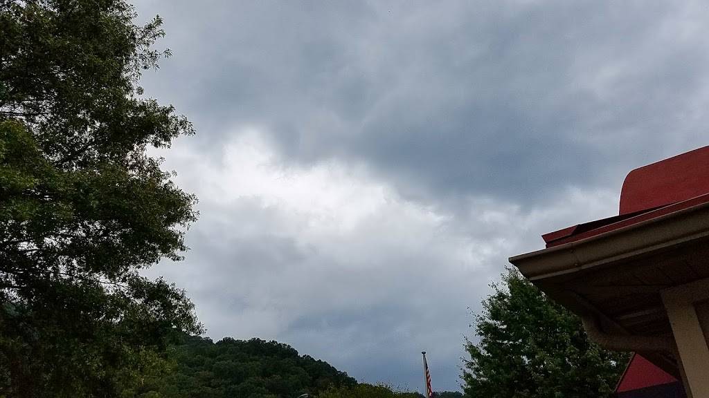 Pizza Hut | meal takeaway | 1442 Combs Rd, Hazard, KY 41701, USA | 6064395891 OR +1 606-439-5891