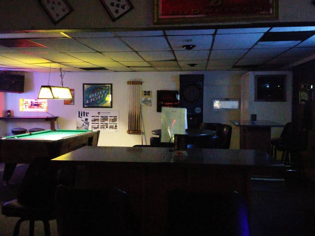 Lucky 7S Bar & Grill | restaurant | 1313 S Broadway, Green Bay, WI 54304, USA | 9204307777 OR +1 920-430-7777