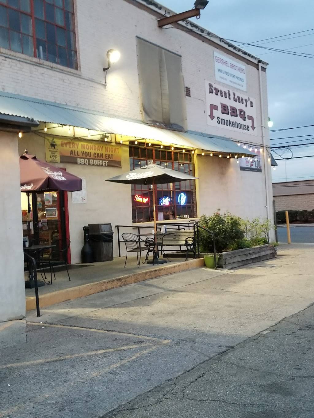 Sweet Lucys Smokehouse | restaurant | 7500 State Rd, Philadelphia, PA 19136, USA | 2153339663 OR +1 215-333-9663