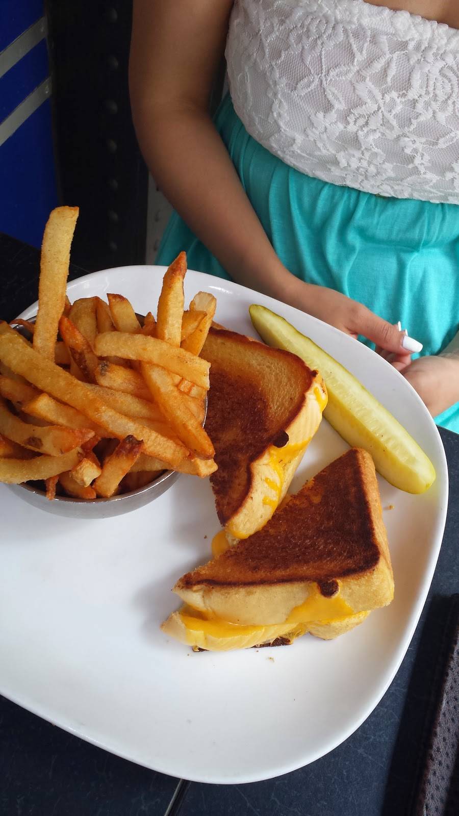 Blue Line Lounge & Grill | restaurant | 1548 N Damen Ave, Chicago, IL 60622, USA | 7733953700 OR +1 773-395-3700