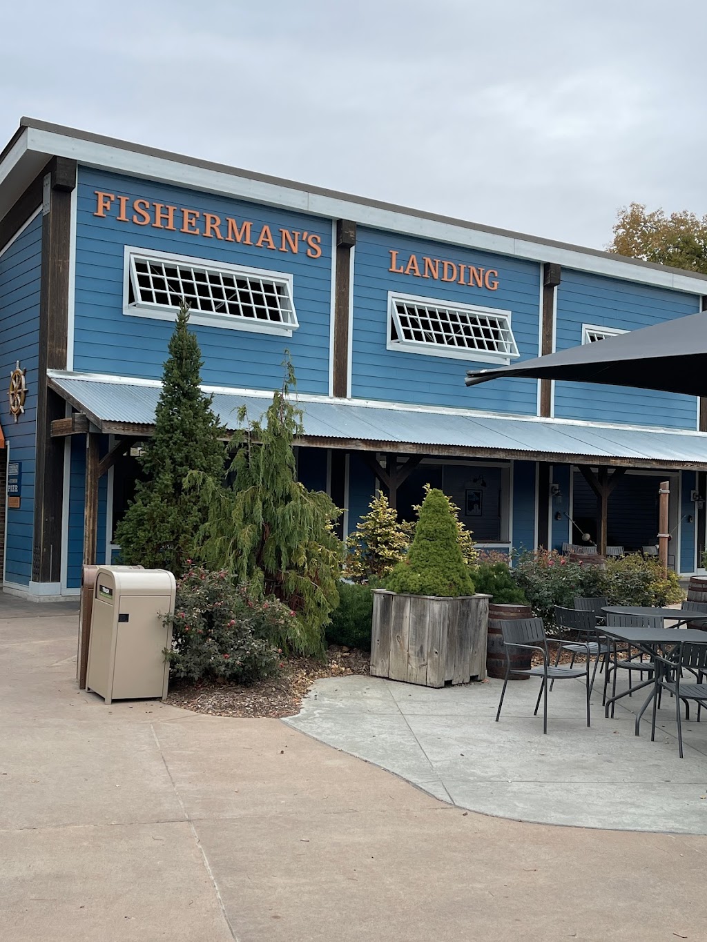 Glacier Bay Landing | restaurant | 3701 S 10th St, Omaha, NE 68107, USA | 4027338400 OR +1 402-733-8400
