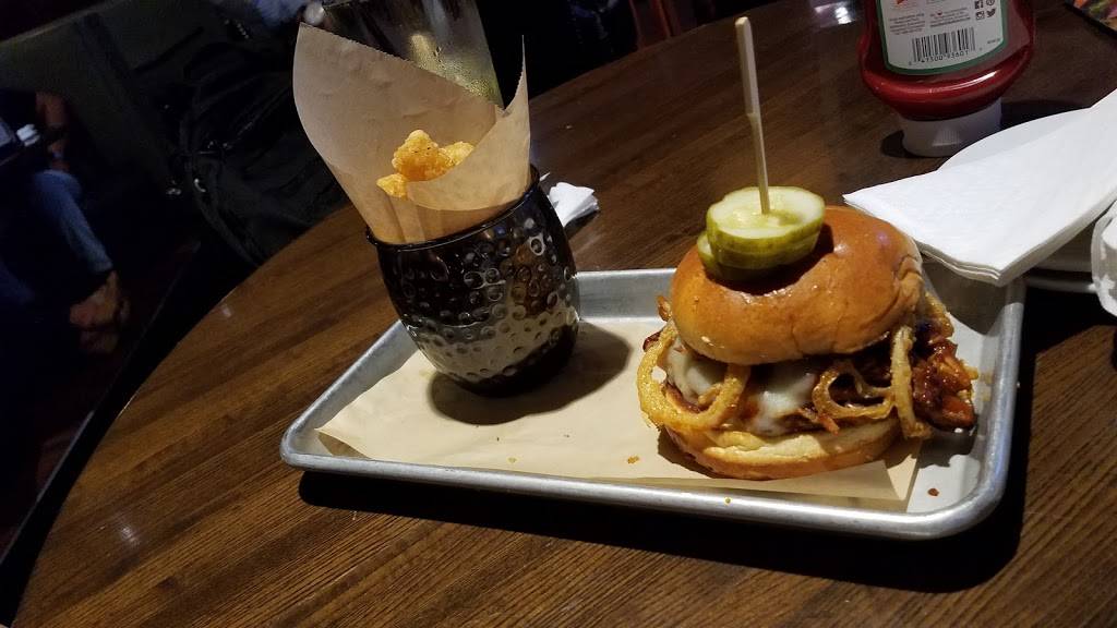 Bar Louie - The Gulch | night club | 314 11th Ave S, Nashville, TN 37203, USA | 6154571632 OR +1 615-457-1632