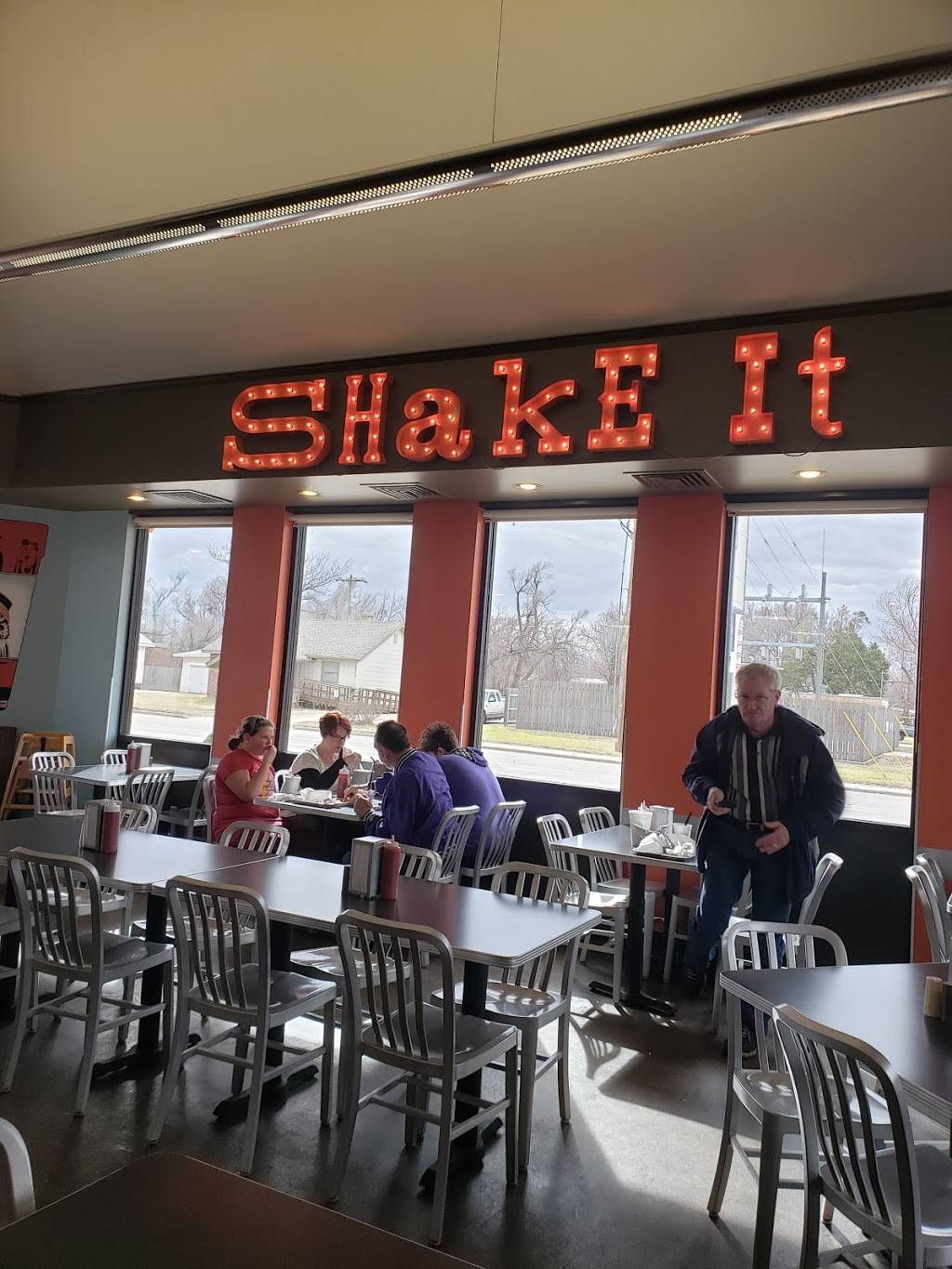 Bogeys | restaurant | 1718 N Plum St, Hutchinson, KS 67502, USA | 6206658189 OR +1 620-665-8189