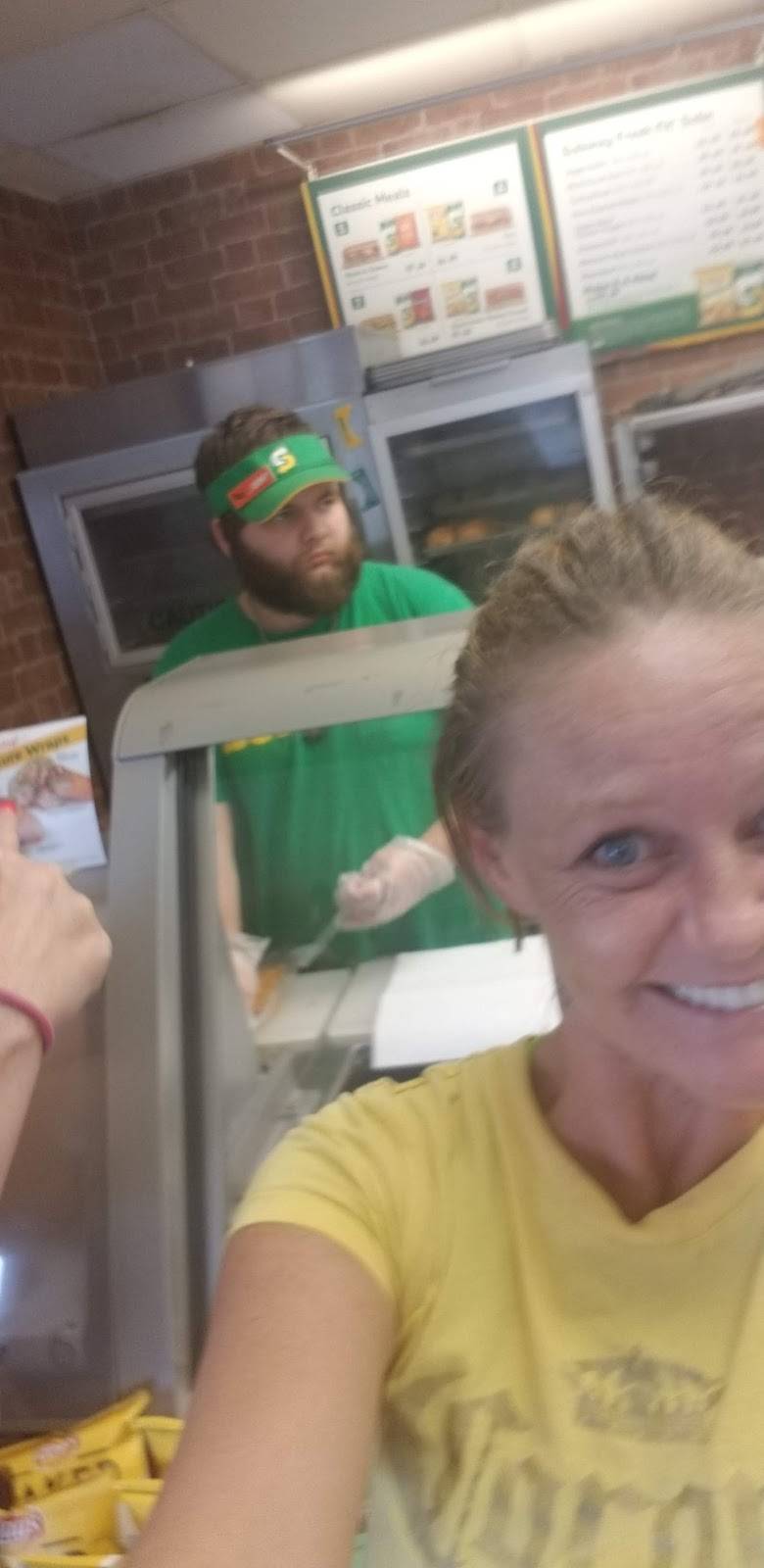 Subway | restaurant | 305 W College St, Columbiana, AL 35051, USA | 2056691458 OR +1 205-669-1458