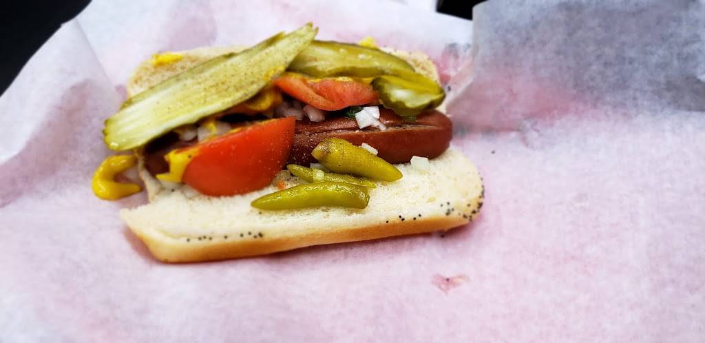 Downtown Dogs | meal takeaway | 804 N Rush St, Chicago, IL 60611, USA | 3129515141 OR +1 312-951-5141
