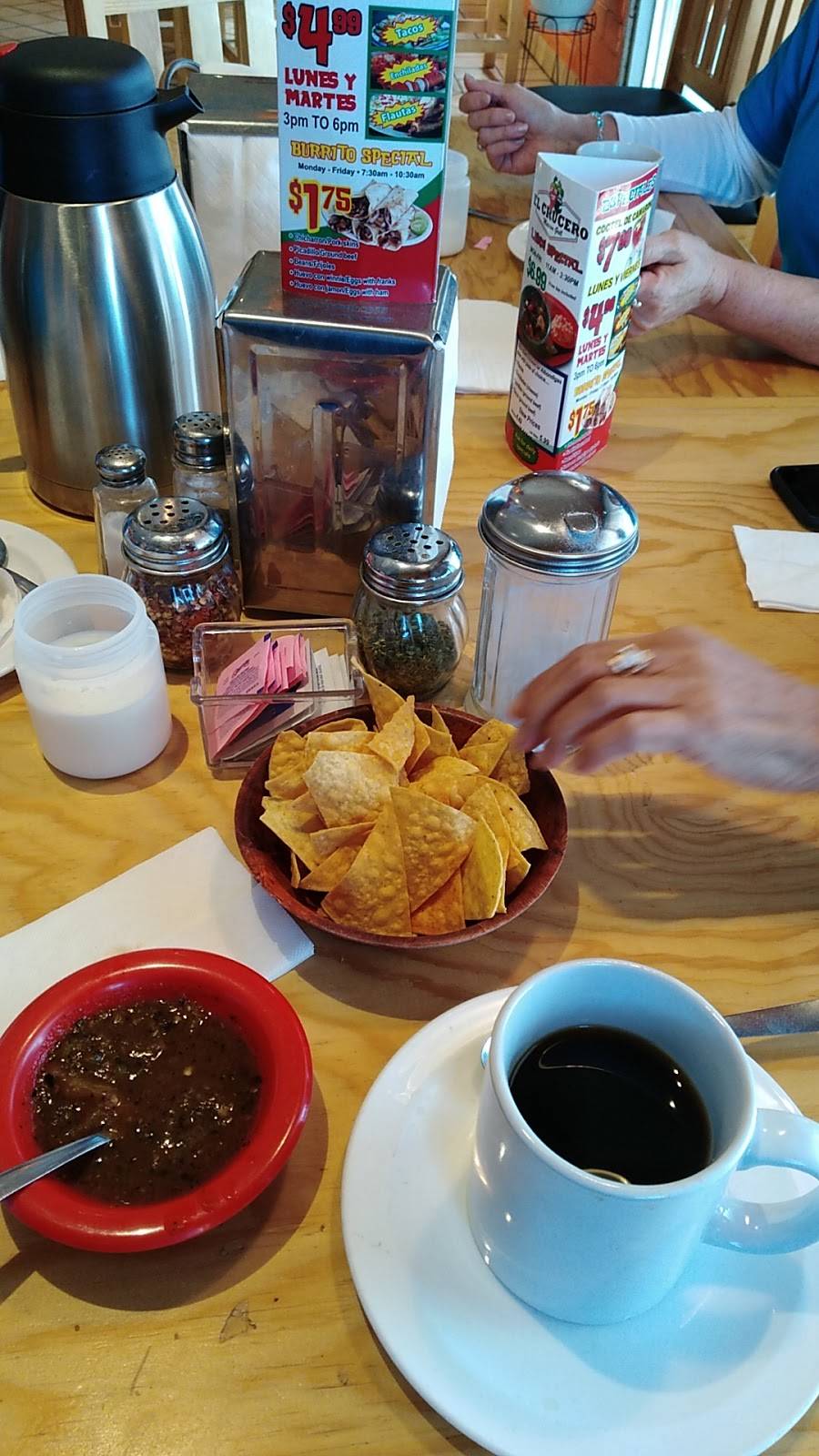 El Crucero | restaurant | 251 Horizon Blvd, Socorro, TX 79927, USA | 9158602376 OR +1 915-860-2376