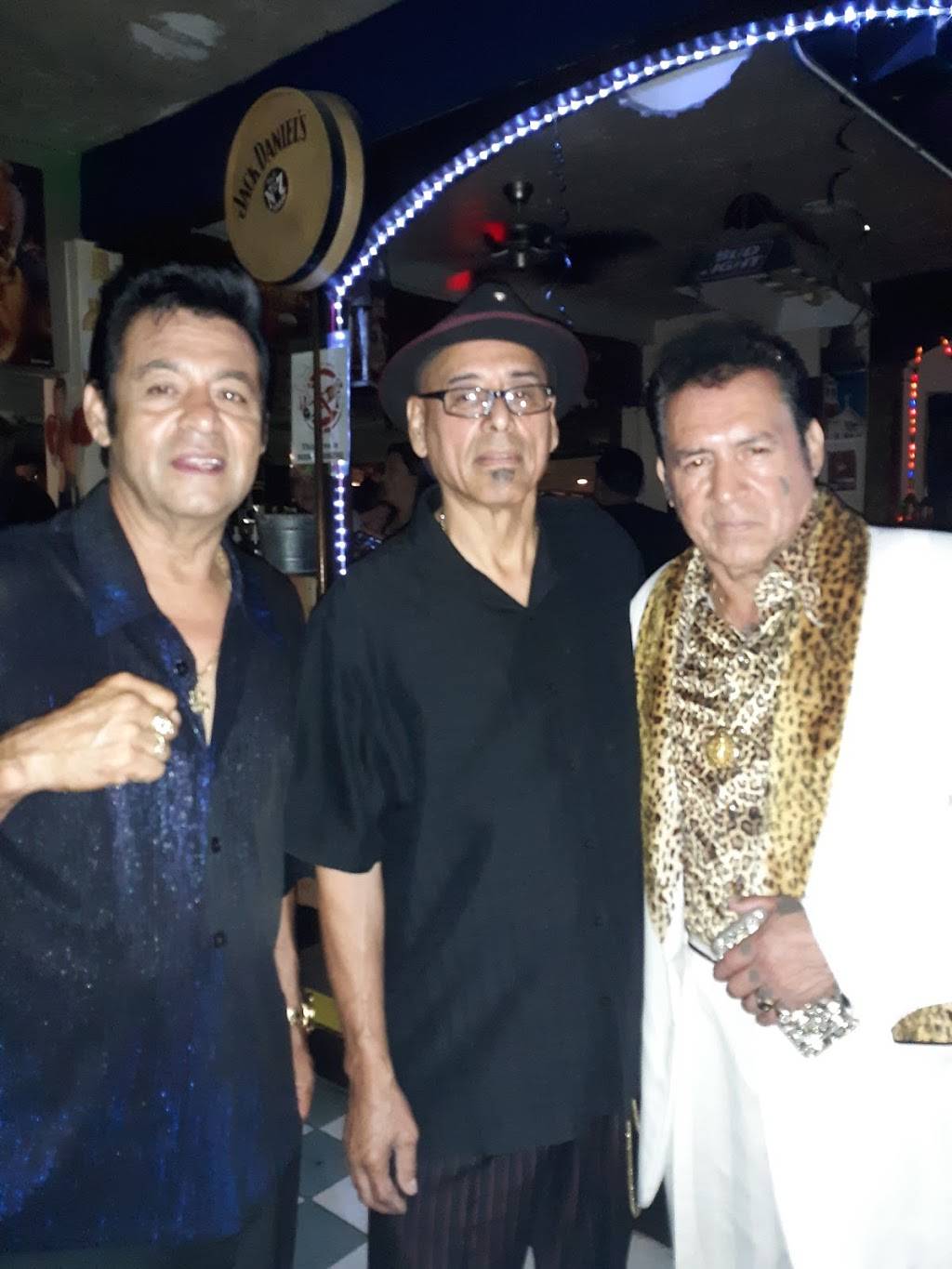 Saras Ice House | restaurant | 4003 N Main St, Houston, TX 77009, USA | 8324410078 OR +1 832-441-0078