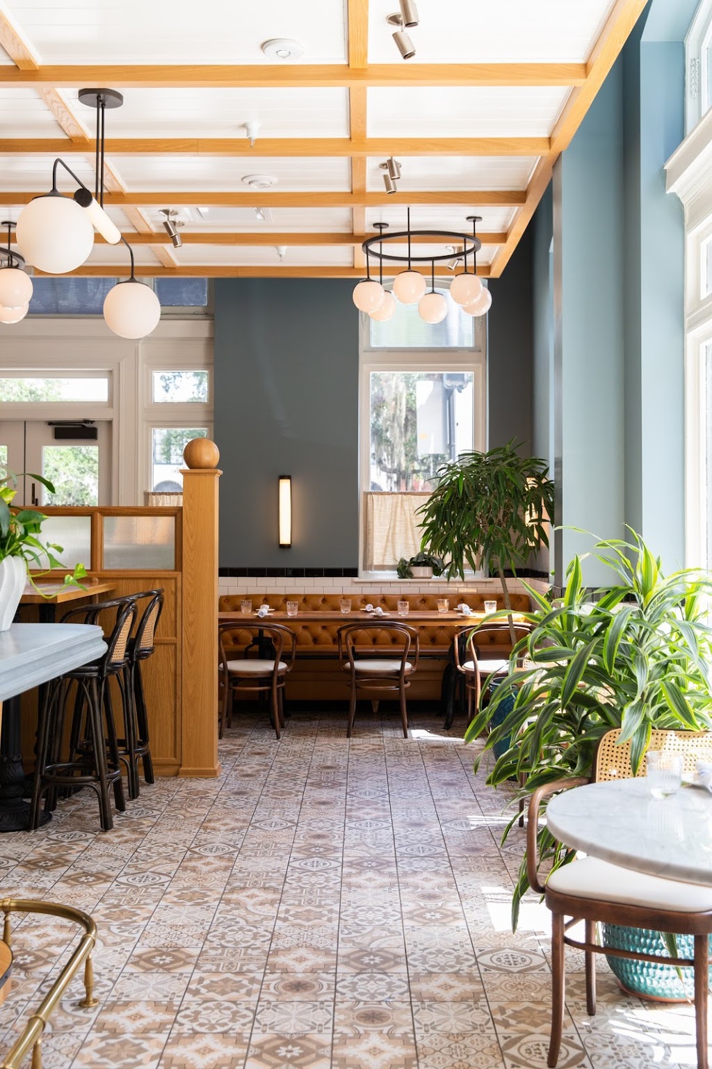 St. Neos Brasserie | restaurant | 7 Drayton St, Savannah, GA 31401, USA | 9126628901 OR +1 912-662-8901