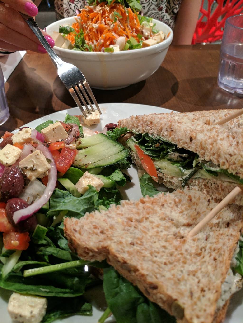 Carrots N Dates | restaurant | 2090 Wyandotte St E, Windsor, ON N8Y 5B2, Canada | 5199625115 OR +1 519-962-5115