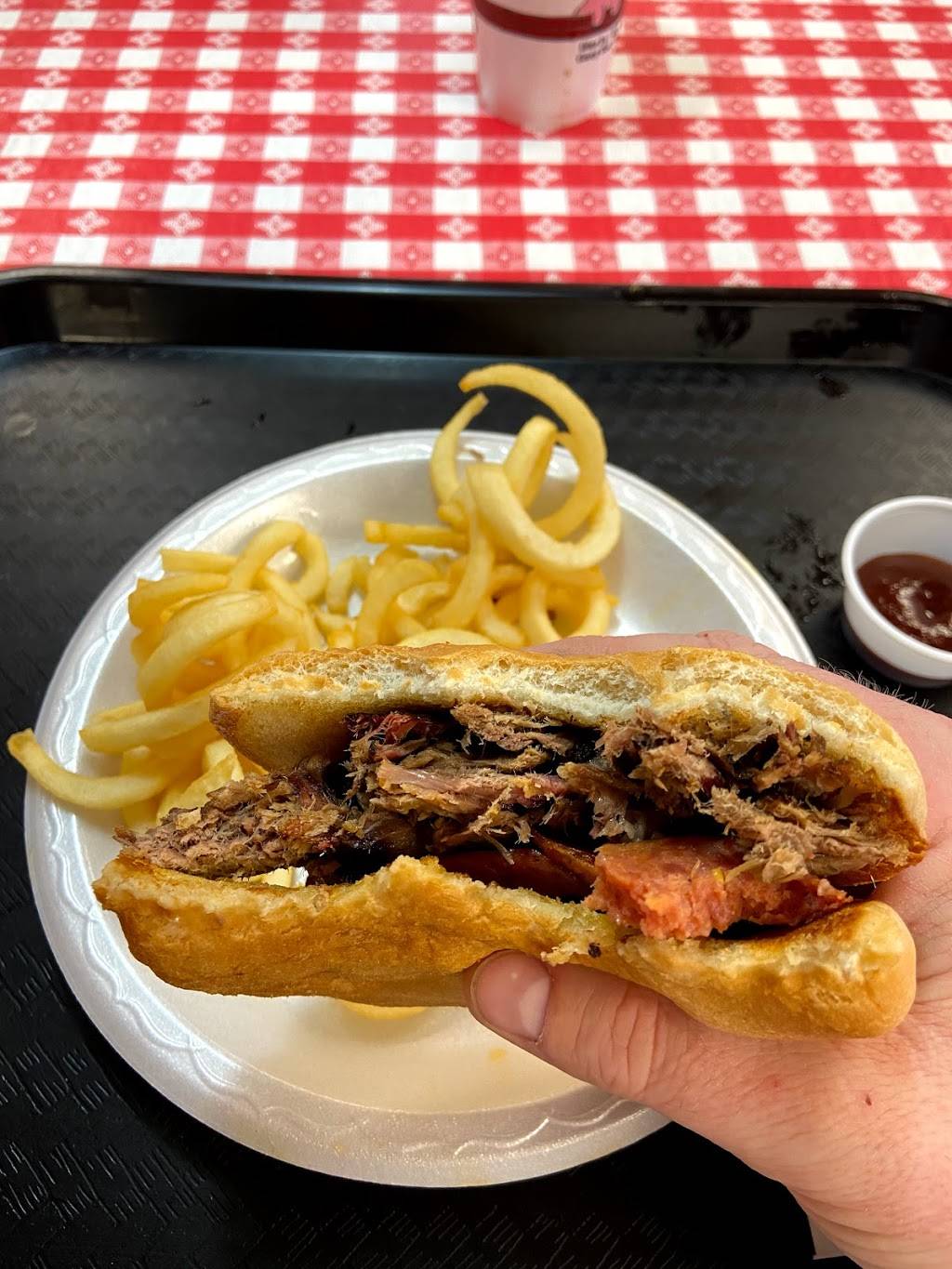 Hog Wild Pit Bar-B-Q | restaurant | 1905 W Broadway, Council Bluffs, IA 51501, USA | 7122565421 OR +1 712-256-5421