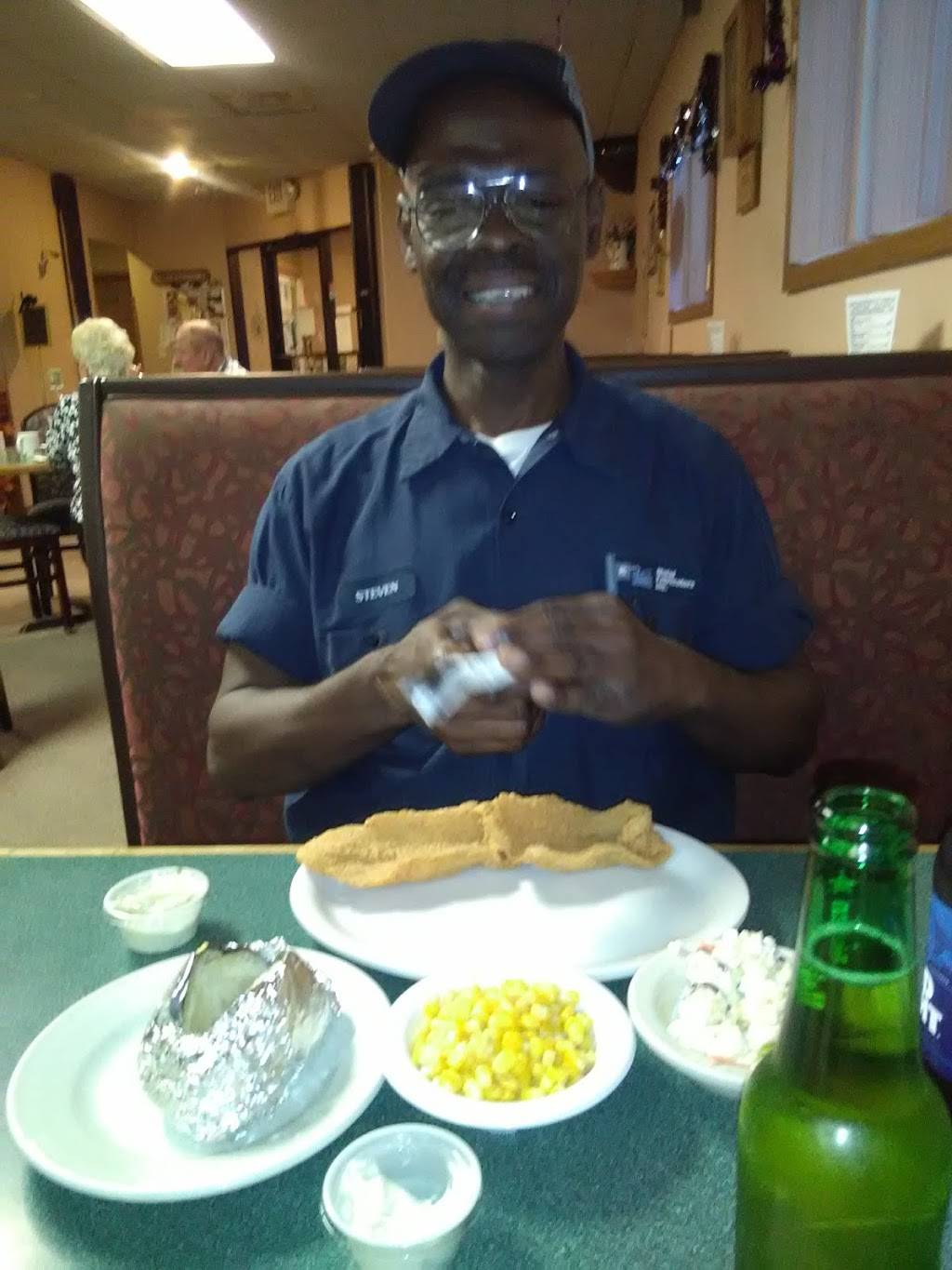 Aviston Family Restaurant/The Veranda Bar | restaurant | 201 Harrison St, Aviston, IL 62216, USA | 6182287272 OR +1 618-228-7272