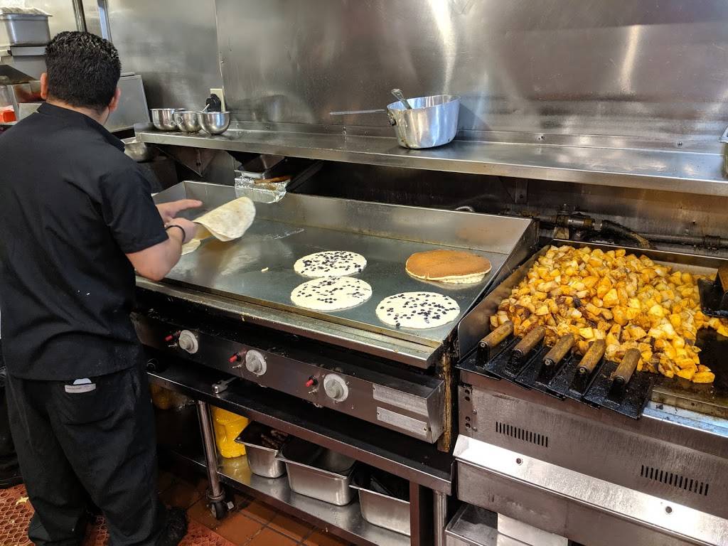 Reds Sandwich Shop | restaurant | 15 Central St, Salem, MA 01970, USA | 9787453527 OR +1 978-745-3527