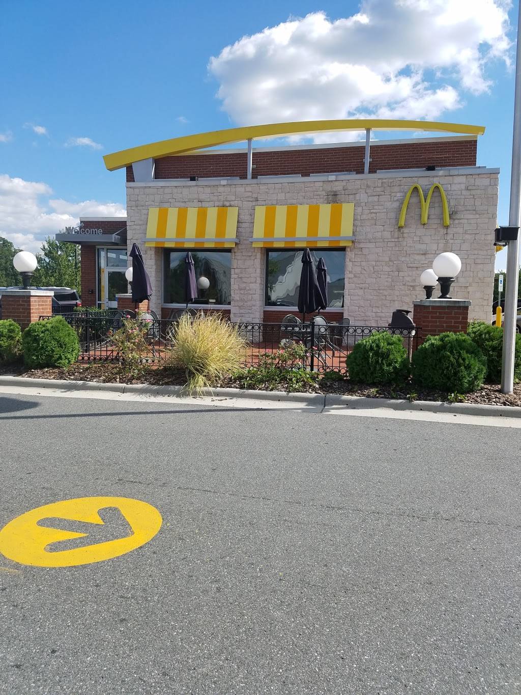McDonalds | cafe | 4102 Fernhurst Way, Greensboro, NC 27406, USA | 3363332618 OR +1 336-333-2618