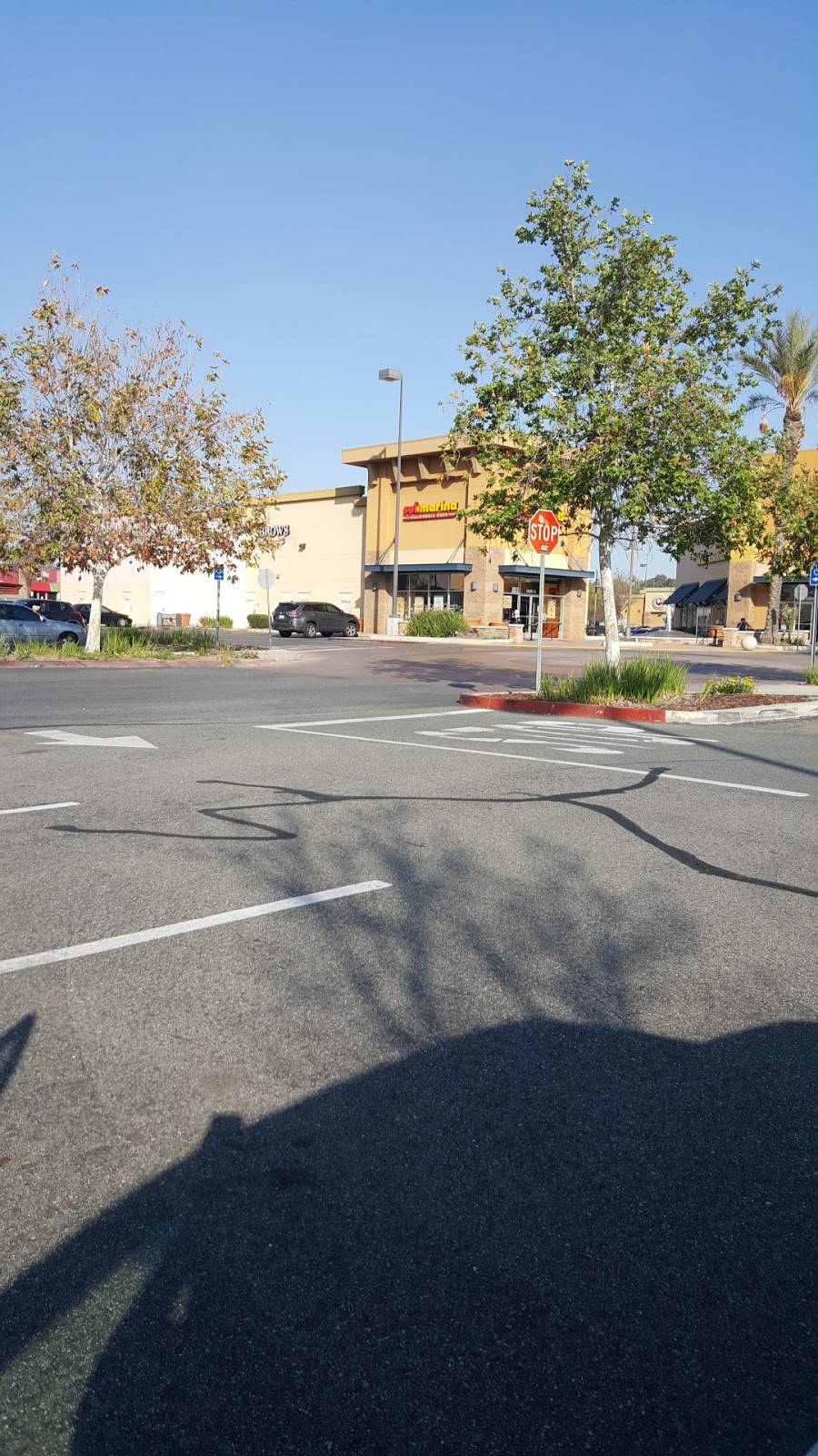 Submarina | restaurant | 29261 Central Ave, Lake Elsinore, CA 92532, USA | 9514710300 OR +1 951-471-0300