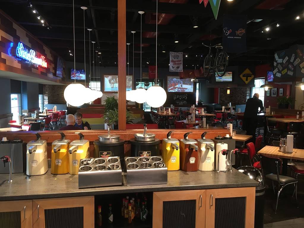 Fuddruckers | restaurant | 10500 Town and Country Way, Houston, TX 77024, USA | 7137227440 OR +1 713-722-7440
