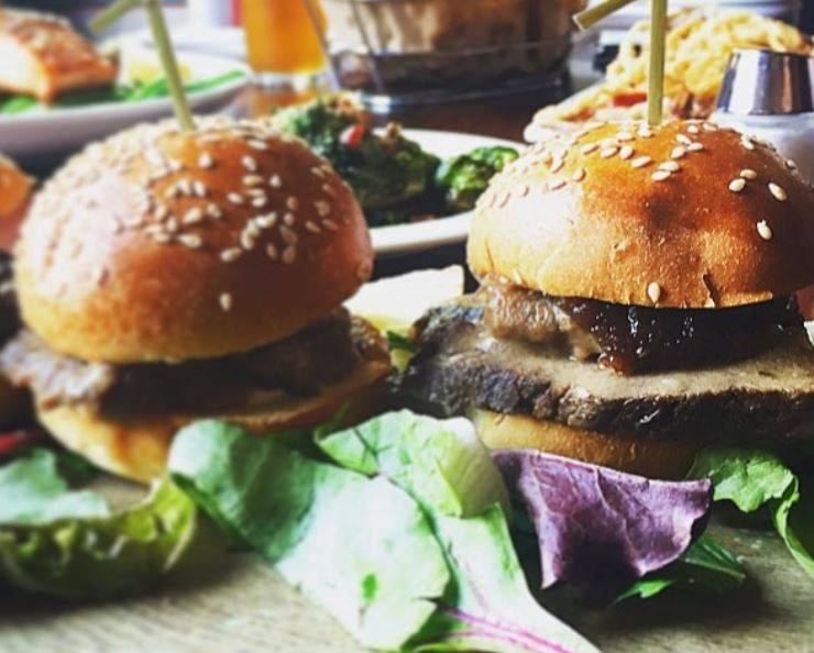 Five Roses Pub | restaurant | 5509 Park Pl, Rosemont, IL 60018, USA | 8472330077 OR +1 847-233-0077