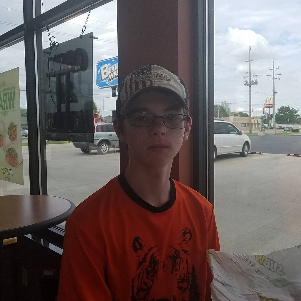 Subway | restaurant | 606 E Jasper St, Paris, IL 61944, USA | 2174634111 OR +1 217-463-4111