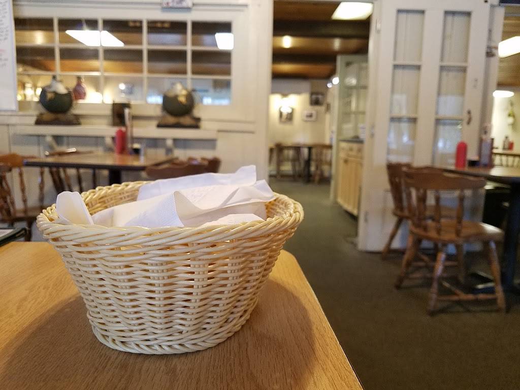 Anglers Restaurant | restaurant | 542 Elm St, Newport, ME 04953, USA | 2073683374 OR +1 207-368-3374