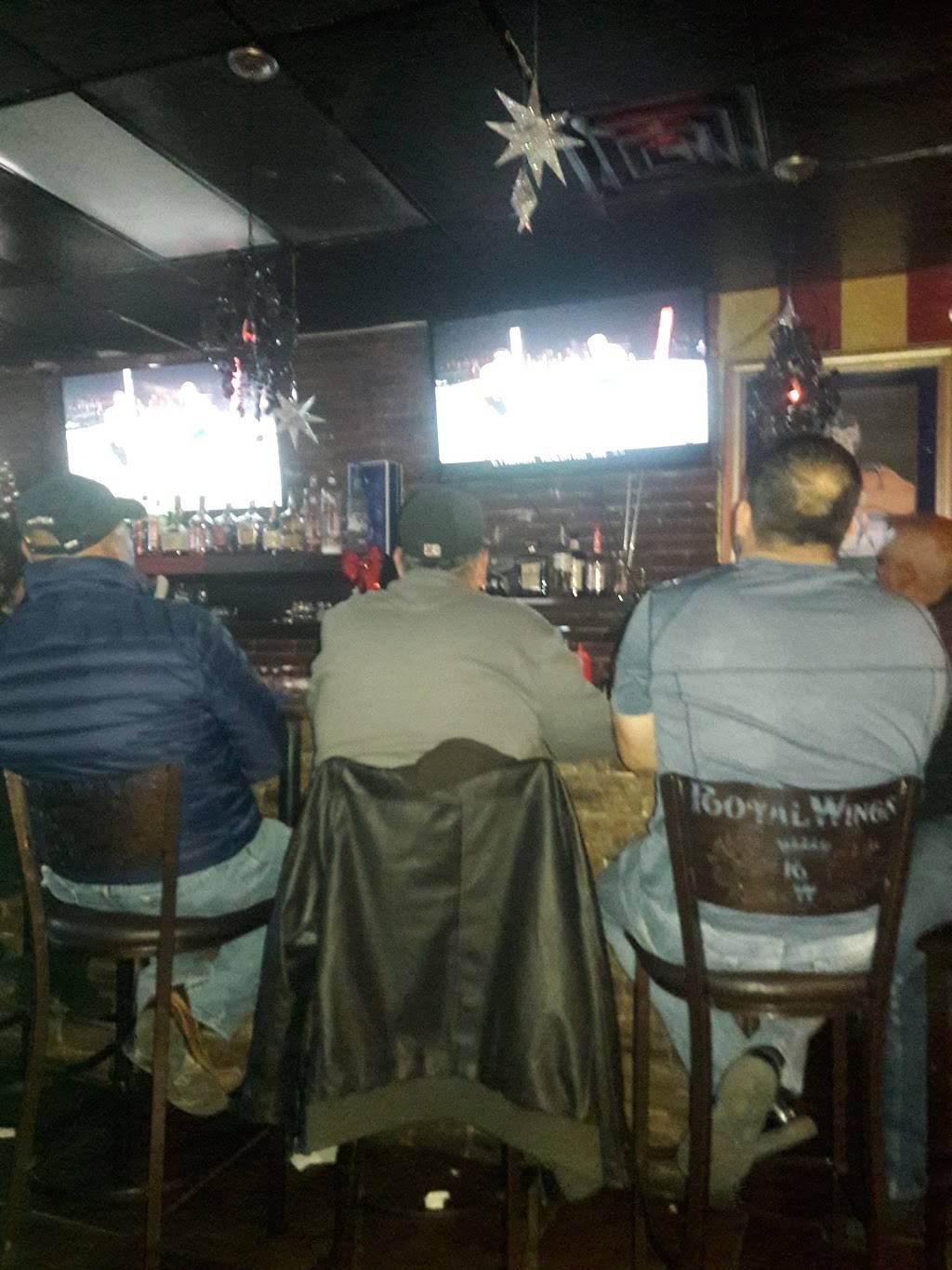 Royal Wings Sports Bar And Grill | restaurant | 6513 N Mesa St b, El Paso, TX 79912, USA | 9155902200 OR +1 915-590-2200