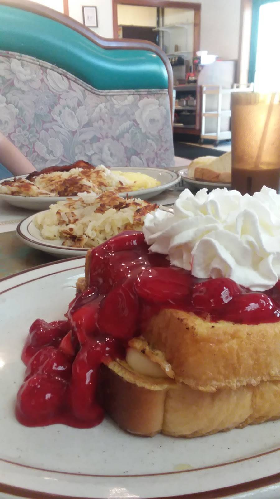 Sunset Family Restaurant | restaurant | 535 W Sunset Dr, Waukesha, WI 53189, USA | 2625249555 OR +1 262-524-9555