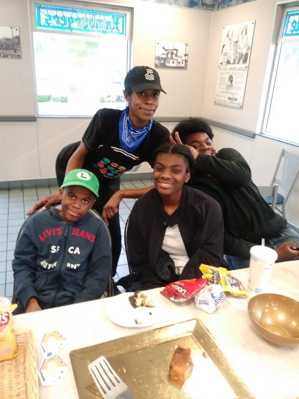 White Castle | restaurant | 20409 James Couzens Fwy, Detroit, MI 48235, USA | 3132724006 OR +1 313-272-4006