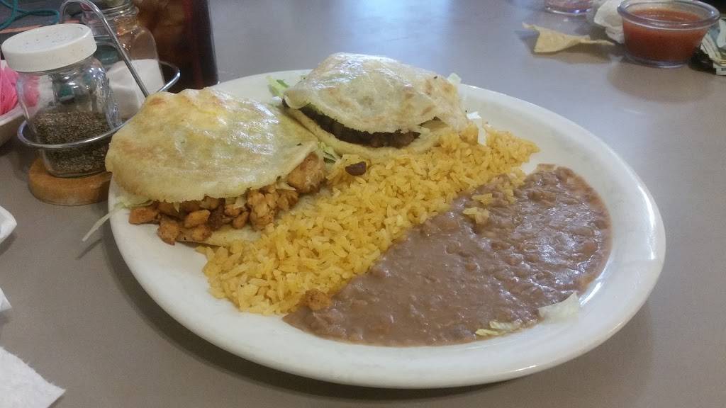 El Arbol | restaurant | 107 E Main St, Wolfe City, TX 75496, USA | 9034962323 OR +1 903-496-2323